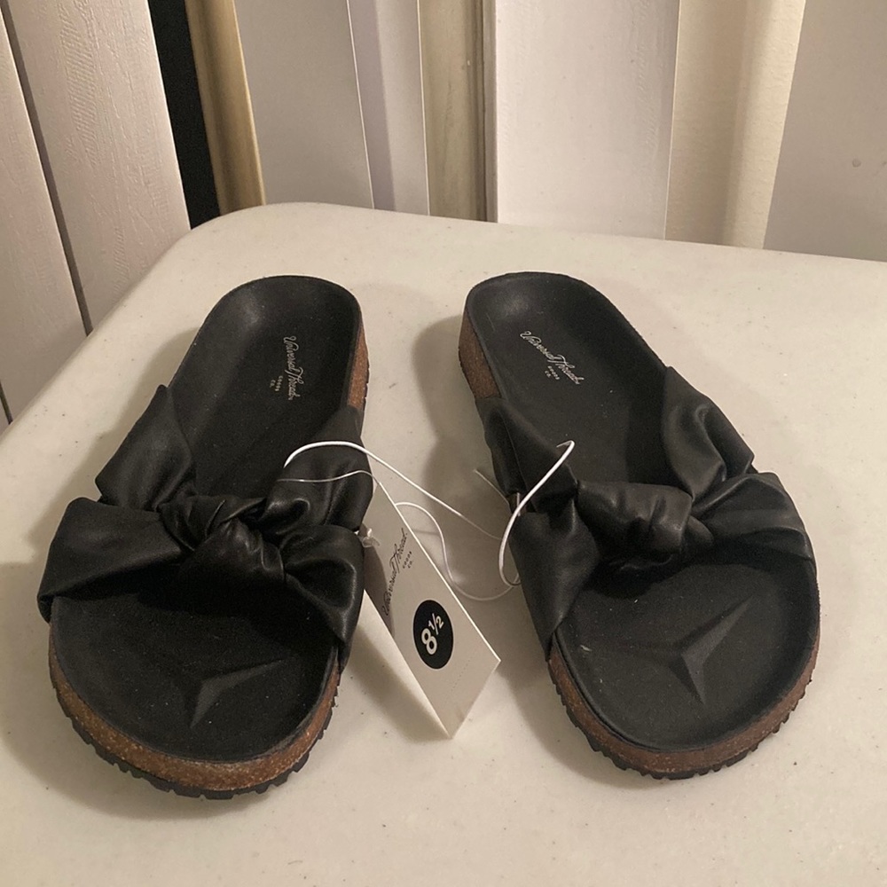 NWT Universal Threads Target Black Thong Sandals with Front Bow Tie Design